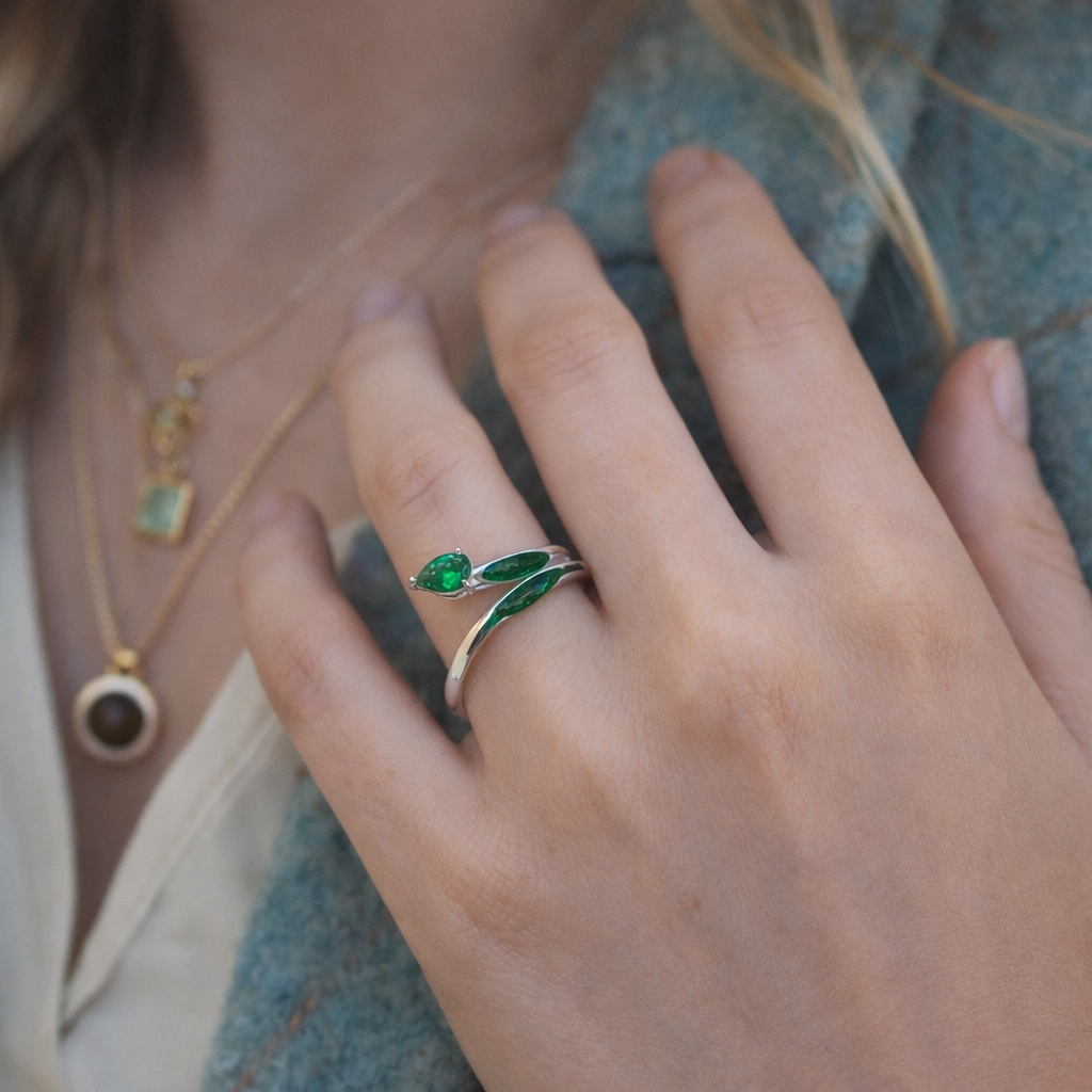 Rotating Wing Jewelry Box – Elegant Ring